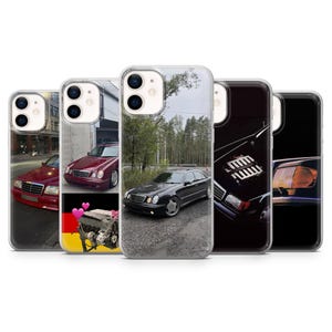 Puede incluir: Una colección de fundas para iPhone con imágenes de coches Mercedes-Benz clásicos. Las fundas muestran varios modelos en diferentes entornos, incluyendo un coche rojo en una ciudad y un coche negro en una carretera.