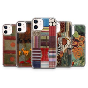 Op de afbeelding: Een verzameling van vijf telefoonhoesjes met unieke, kleurrijke ontwerpen. De hoesjes hebben verschillende patronen, waaronder patchwork, dierenprints en abstracte kunst. De hoesjes zijn ontworpen voor een smartphone en bieden bescherming met een stijlvolle uitstraling.