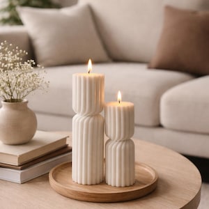 Puede incluir: Un juego de tres tazas de cerámica con un acabado mate moteado. Las tazas son de color crema, gris claro y gris oscuro. Cada taza tiene un diseño simple y minimalista y un asa redondeada.