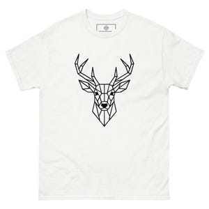 Puede incluir: Camiseta blanca con un diseño geométrico de cabeza de ciervo negro. La cabeza del ciervo está compuesta por líneas y formas interconectadas, creando una estética moderna y minimalista. La camiseta tiene cuello redondo clásico y mangas cortas.
