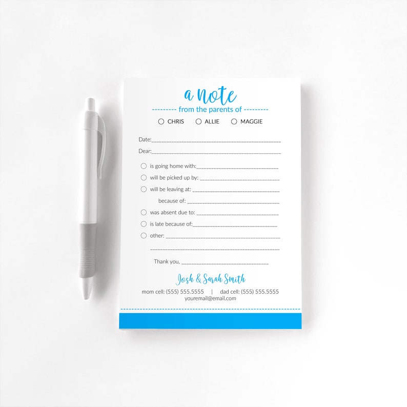 Pode incluir: Um bloco de notas branco com uma borda azul e uma caneta. O bloco de notas tem o texto "a note from the parents of" e se&ccedil;&otilde;es para preencher. A caneta &eacute; prateada e cinza.