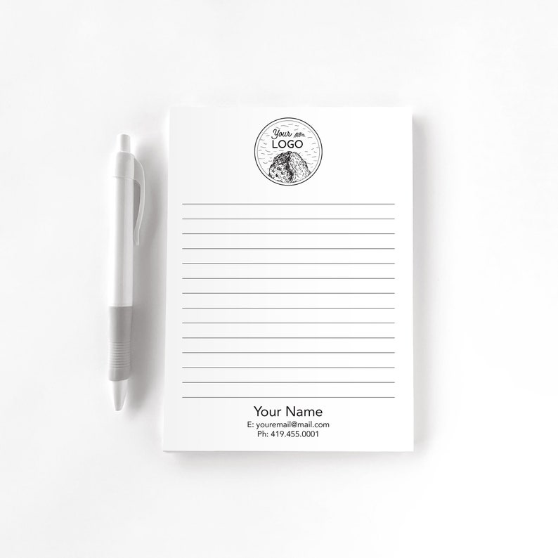 Op de afbeelding: Een wit notitieblok met gestreept papier en een zwart-wit logo met de tekst "Your Logo". Het notitieblok heeft ook de tekst "Your Name", "E: youremail@mail.com", en "Ph: 419.455.0001".