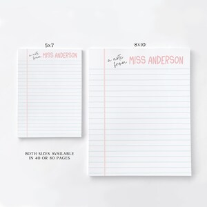 Puede incluir: Dos blocs de notas blancos con papel rayado, uno de 12,7 x 17,8 cm y otro de 20,3 x 25,4 cm. El texto "a note from MISS ANDERSON" est&aacute; impreso en rosa. Tambi&eacute;n es visible el texto "BOTH SIZES AVAILABLE IN 40 OR 80 PAGES".