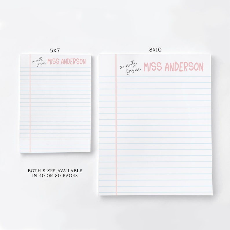 Puede incluir: Dos blocs de notas blancos con papel rayado, uno de 12,7 x 17,8 cm y otro de 20,3 x 25,4 cm. El texto "a note from MISS ANDERSON" est&aacute; impreso en rosa. Tambi&eacute;n es visible el texto "BOTH SIZES AVAILABLE IN 40 OR 80 PAGES".