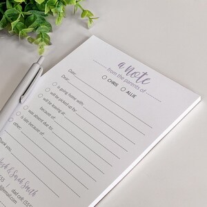 Pode incluir: Um bloco de notas branco com uma borda lavanda e as palavras "a note from the parents of" impressas em uma fonte de script. O bloco de notas inclui se&ccedil;&otilde;es para preencher para data, caro e outros detalhes. Uma caneta repousa ao lado.