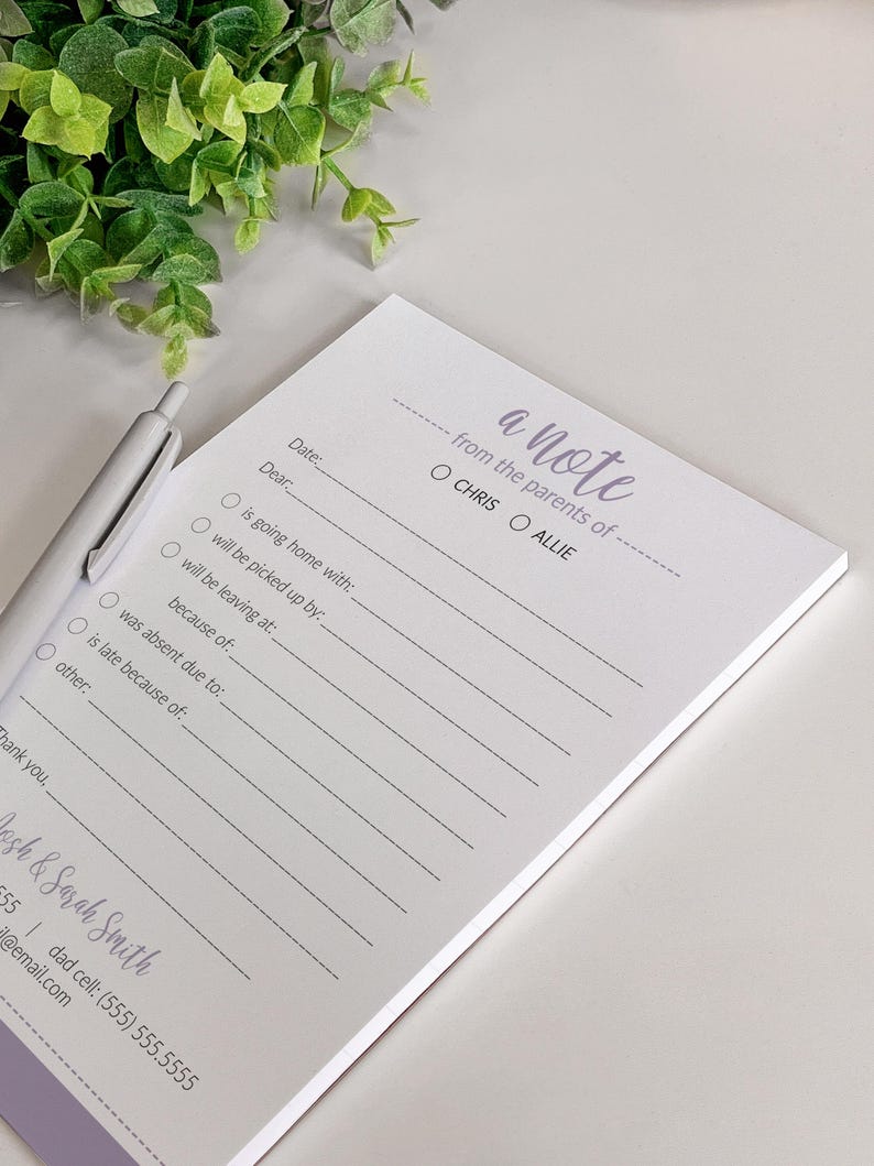 Pode incluir: Um bloco de notas branco com uma borda lavanda e as palavras "a note from the parents of" impressas em uma fonte de script. O bloco de notas inclui se&ccedil;&otilde;es para preencher para data, caro e outros detalhes. Uma caneta repousa ao lado.