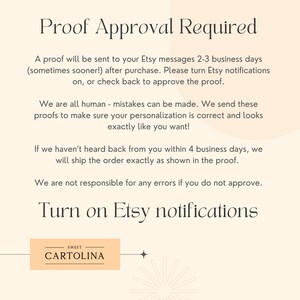 Op de afbeelding: Een tekstafbeelding met de woorden "Proof Approval Required" in een groot lettertype. De tekst legt uit dat een proef 2-3 werkdagen na aankoop naar de Etsy-berichten van de koper wordt gestuurd. De koper wordt gevraagd om Etsy-meldingen in te schakelen of terug te komen om de proef goed te keuren. De tekst vermeldt ook dat de verkoper niet verantwoordelijk is voor fouten als de koper de proef niet goedkeurt. De afbeelding bevat ook de tekst "Turn on Etsy notifications" en het logo "SWEET CARTOLINA".