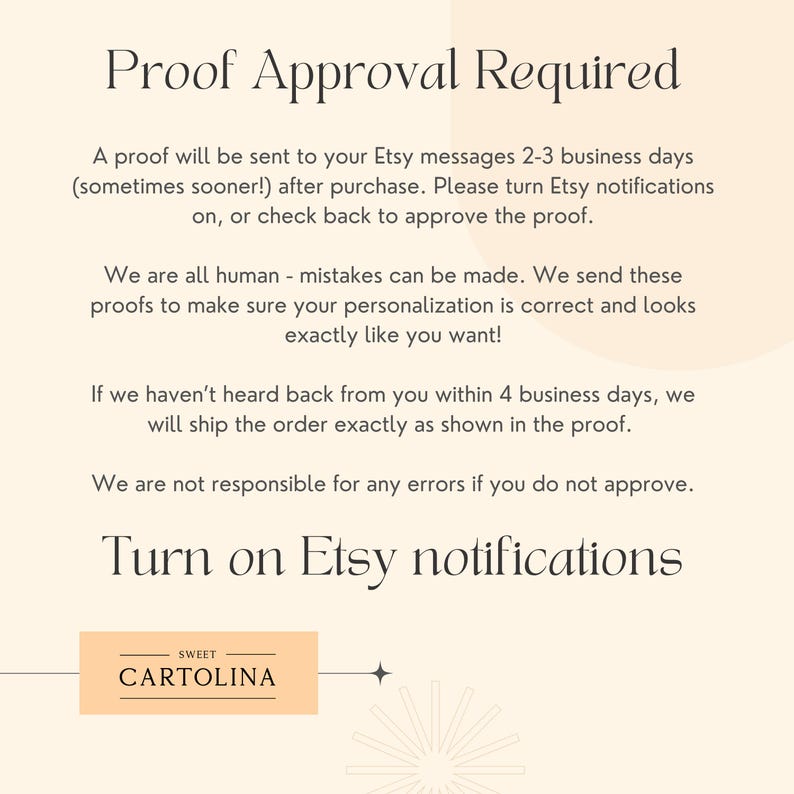Op de afbeelding: Een tekstafbeelding met de woorden "Proof Approval Required" in een groot lettertype. De tekst legt uit dat een proef 2-3 werkdagen na aankoop naar de Etsy-berichten van de koper wordt gestuurd. De koper wordt gevraagd om Etsy-meldingen in te schakelen of terug te komen om de proef goed te keuren. De tekst vermeldt ook dat de verkoper niet verantwoordelijk is voor fouten als de koper de proef niet goedkeurt. De afbeelding bevat ook de tekst "Turn on Etsy notifications" en het logo "SWEET CARTOLINA".