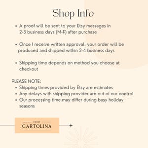 Op de afbeelding: Shop Info-tekst met details over productie- en verzendtijden. De tekst geeft aan dat een proefdruk binnen 2-3 werkdagen naar uw Etsy-berichten wordt verzonden en dat de bestelling binnen 2-4 werkdagen na schriftelijke goedkeuring wordt geproduceerd en verzonden. Er wordt ook opgemerkt dat de verzendtijden schattingen zijn en dat eventuele vertragingen buiten de controle van de winkel liggen. De tekst wordt gevolgd door de winkelnaam "SWEET CARTOLINA".