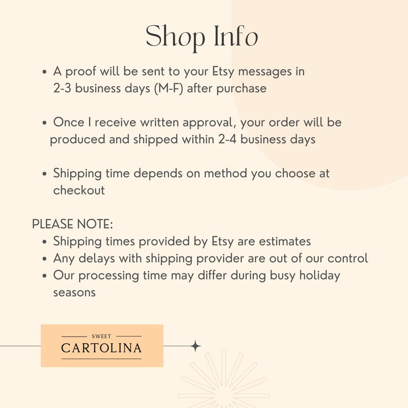 Op de afbeelding: Shop Info-tekst met details over productie- en verzendtijden. De tekst geeft aan dat een proefdruk binnen 2-3 werkdagen naar uw Etsy-berichten wordt verzonden en dat de bestelling binnen 2-4 werkdagen na schriftelijke goedkeuring wordt geproduceerd en verzonden. Er wordt ook opgemerkt dat de verzendtijden schattingen zijn en dat eventuele vertragingen buiten de controle van de winkel liggen. De tekst wordt gevolgd door de winkelnaam "SWEET CARTOLINA".