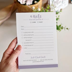 Pode incluir: Um cart&atilde;o de notas branco e lavanda com o texto "a note" e se&ccedil;&otilde;es para preencher para comunica&ccedil;&atilde;o escolar. O cart&atilde;o inclui espa&ccedil;os para a data, caro, e motivos de aus&ecirc;ncia ou sa&iacute;da antecipada. As informa&ccedil;&otilde;es de contato est&atilde;o na parte inferior.