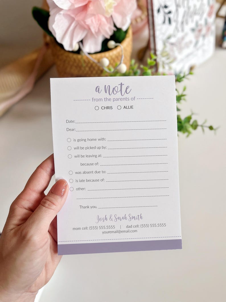 Pode incluir: Um cart&atilde;o de notas branco e lavanda com o texto "a note" e se&ccedil;&otilde;es para preencher para comunica&ccedil;&atilde;o escolar. O cart&atilde;o inclui espa&ccedil;os para a data, caro, e motivos de aus&ecirc;ncia ou sa&iacute;da antecipada. As informa&ccedil;&otilde;es de contato est&atilde;o na parte inferior.
