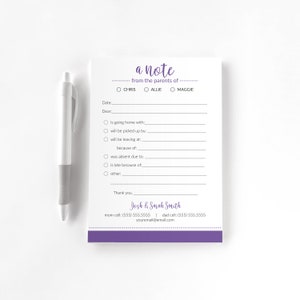 Pode incluir: Um bloco de notas branco com detalhes roxos e uma caneta a condizer. O bloco de notas tem sec&ccedil;&otilde;es para preencher para notas escolares, incluindo "a note from the parents of" e informa&ccedil;&otilde;es de contacto.