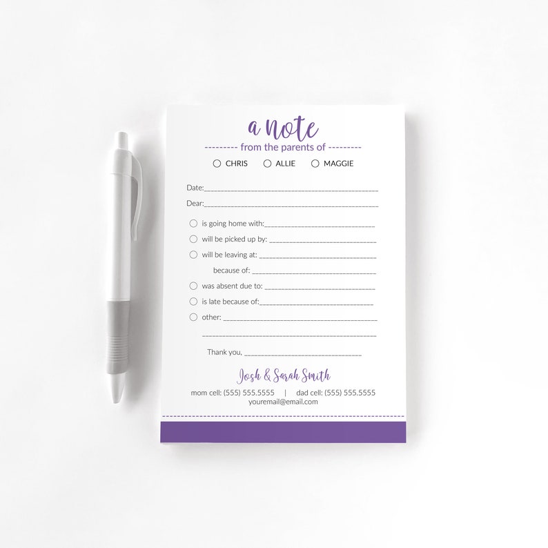 Pode incluir: Um bloco de notas branco com detalhes roxos e uma caneta a condizer. O bloco de notas tem sec&ccedil;&otilde;es para preencher para notas escolares, incluindo "a note from the parents of" e informa&ccedil;&otilde;es de contacto.