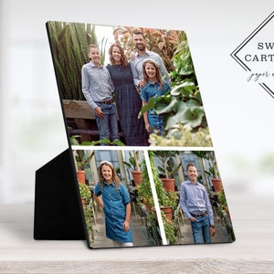 May include: A photo display featuring a family portrait and two individual photos. The display has a black stand and a white border around the photos. The top photo shows a family of five in a garden setting. The Sweet Cartolina logo is in the upper right corner.