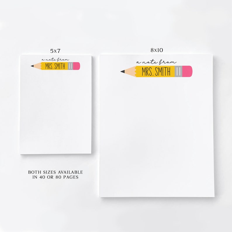 Puede incluir: Dos juegos de blocs de notas blancos con un dise&ntilde;o de l&aacute;piz amarillo. La parte superior del bloc de notas dice "a note from MRS. SMITH". Los blocs de notas est&aacute;n disponibles en dos tama&ntilde;os: 5x7 y 8x10. Ambos tama&ntilde;os est&aacute;n disponibles en 40 u 80 p&aacute;ginas.