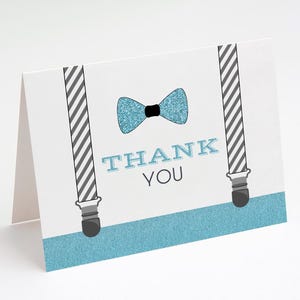Carte de correspondance petit homme, carte de remerciement noeud papillon, carte de correspondance pliée, carte de remerciement baby shower, carte de remerciement pliée, bretelles à paillettes bleues