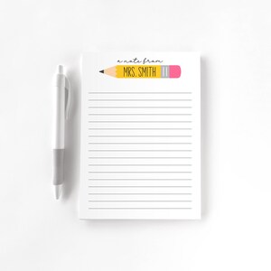 Puede incluir: Un bloc de notas blanco con papel rayado y un l&aacute;piz amarillo con una goma de borrar rosa. El l&aacute;piz tiene el texto "a note from MRS. SMITH".