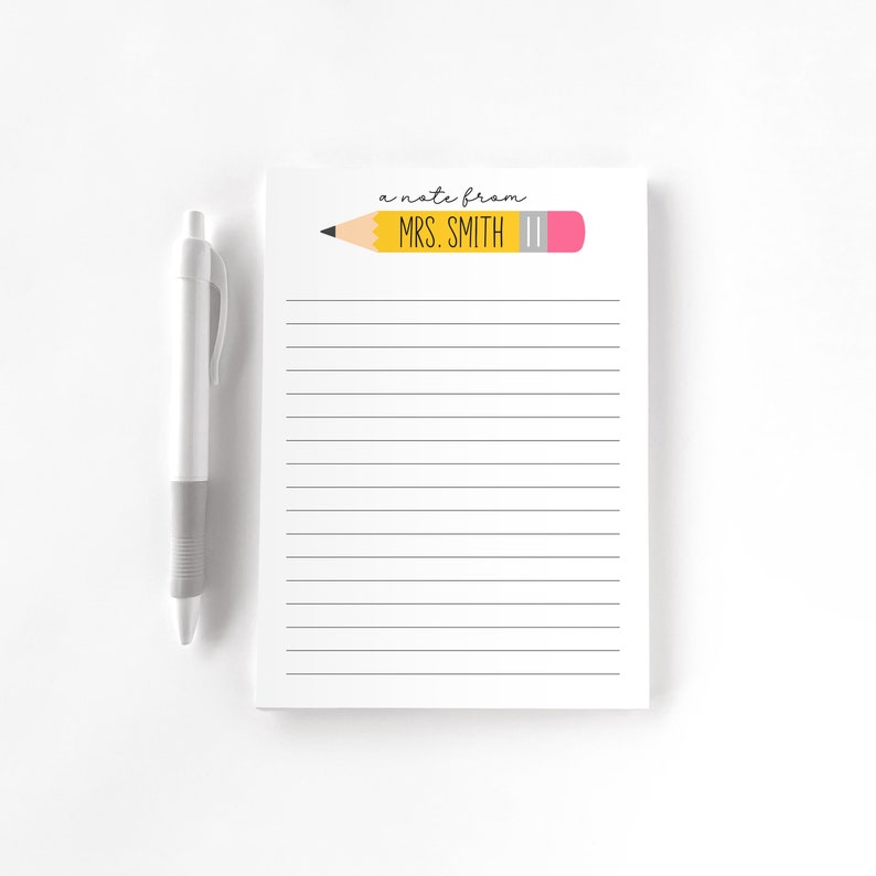Puede incluir: Un bloc de notas blanco con papel rayado y un l&aacute;piz amarillo con una goma de borrar rosa. El l&aacute;piz tiene el texto "a note from MRS. SMITH".