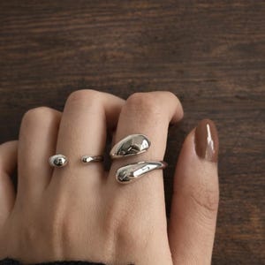 Puede incluir: Cartel de madera hecho a mano con la palabra "Welcome" en escritura a mano. El letrero blanco tiene un acabado envejecido y un pequeño corazón decorativo. Diseñado para uso interior o exterior.