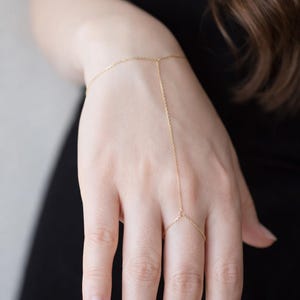 Pulsera minimalista de acero inoxidable dorado con cadena y anillo – Elegante joyería con cuentas