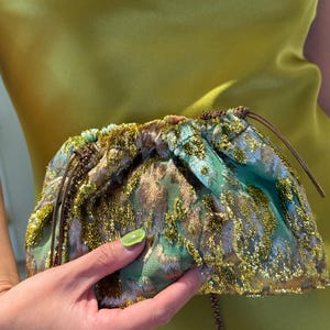 ティールゴールドのバーンアウトベルベットポーチ｜シルク混イブニングバッグ、ビーズストラップ付きショルダーバッグ