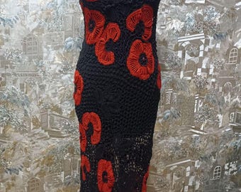 アイリッシュレースクロシェドレス – 赤いポピー柄、特別な機会に着用