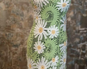 ルレックス入りコットン糸で編んだ、ハンドメイドの夏用クロシェドレス「デイジーフィールド」