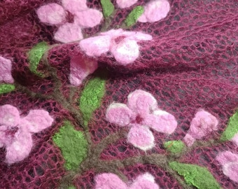 ウール、シルク、テンセル繊維で作られたフェルトの花がついた、柔らかい手作りのモヘアショール