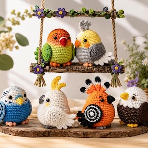 Può includere: Sei statuette di uccelli all'uncinetto in vari colori, tra cui un inseparabile verde e arancione, una calopsitta gialla e grigia, un pappagallino blu, un cacatua bianco, un'upupa arancione e nera e un'aquila marrone e bianca su un'altalena.