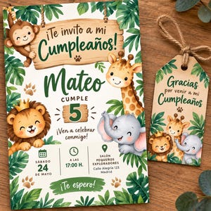 Può includere: Un invito di compleanno rettangolare e un'etichetta regalo abbinata con illustrazioni di una scimmia, una giraffa, un leone e un elefante tra foglie verdi della giungla. L'invito riporta il testo Te invito a mi Cumpleaños, Mateo, CUMPLE 5 e i dettagli dell'evento.