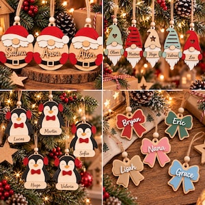 Può includere: Una collezione di decorazioni natalizie in legno con nomi personalizzati. I disegni includono volti di Babbo Natale, gnomi con cappelli, pinguini con paraorecchie e fiocchi colorati. Ogni ornamento è appeso a un cordino di juta con una perlina.
