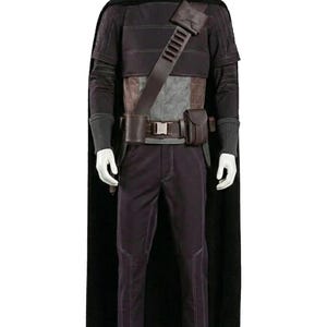 K&ouml;nnte beinhalten: Ein Ganzk&ouml;rperkost&uuml;m mit einem schwarzen Umhang, dunkelvioletten Hosen und einem dunkelbraunen Oberteil mit passendem G&uuml;rtel und Taschen. Das Kost&uuml;m hat graue Akzente und einen hohen Kragen. Das Outfit ist mit einer futuristischen &Auml;sthetik gestaltet.