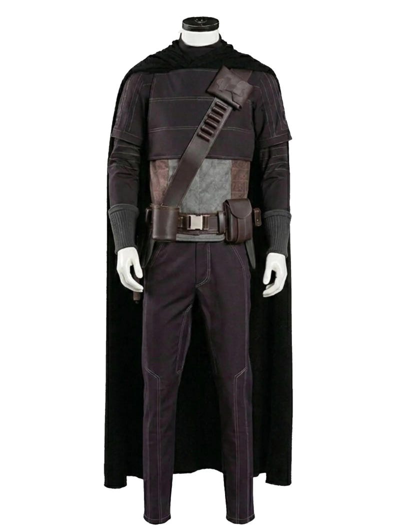 K&ouml;nnte beinhalten: Ein Ganzk&ouml;rperkost&uuml;m mit einem schwarzen Umhang, dunkelvioletten Hosen und einem dunkelbraunen Oberteil mit passendem G&uuml;rtel und Taschen. Das Kost&uuml;m hat graue Akzente und einen hohen Kragen. Das Outfit ist mit einer futuristischen &Auml;sthetik gestaltet.