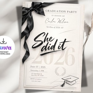 Può includere: Invito a una festa di laurea con un fiocco di raso nero e la scritta "She did it" in elegante corsivo. L'invito include i dettagli dell'evento, come data, ora e luogo, e il nome del laureato, Carlos Wilson, classe 2026.