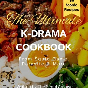 Può includere: Immagine colorata di un libro di cucina K-Drama con vari piatti coreani. La copertina del libro di cucina presenta il titolo "The Ultimate K-Drama Cookbook" e il testo "From Squid Game, Parasite & More". Un banner giallo indica "10 iconic Recipes".