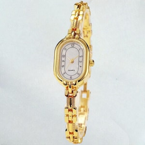 Mały owalny, delikatny zegarek na bransoletce, biżuteria w stylu art déco na prezent dla niej, minimalistyczny złoty zegarek na rękę