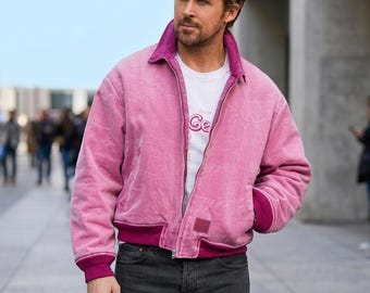 Chaqueta bomber de ante rosa de Ryan Gosling, prenda de cuero inspirada en Cinemacon 2023.