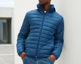 Chaqueta acolchada de cuero azul A Pinch Of Portugal: calidez ligera, calidad artesanal.