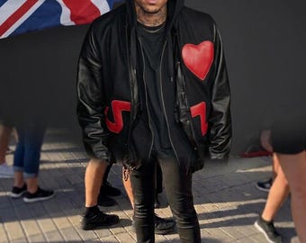 Chaqueta de cuero hecha a mano: inspirada en el motivo del corazón rojo de Chris Brown.
