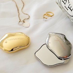 Personlig handgraverad kompaktspegel | Abstrakt metallform | Bröllopsgåva till brudtärna