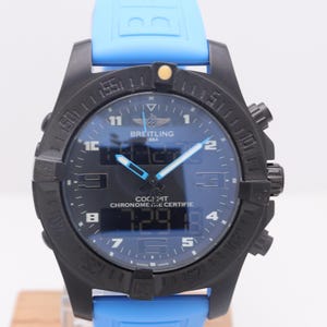 Renoverad Breitling Quartz Kronograf Herrarmbandsur med svart urtavla.