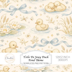 Peut inclure: Un motif PNG sans couture sur le thème de l'étang aux canards. Le design comprend des illustrations de canetons jaunes, de nénuphars, de papillons et de rubans bleus et beiges. Le texte indique "Toile De Jouy Duck Pond Theme".