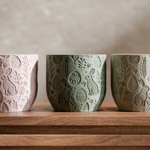 Può includere: Un cartello in legno fatto a mano con la scritta "Welcome" in un carattere fantasioso. Il cartello bianco verniciato ha una finitura invecchiata e un design floreale nei toni del rosa e del verde. Misura circa 30 cm di larghezza e 15 cm di altezza.