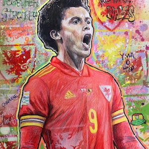 Puede incluir: Una obra de arte vibrante que presenta a un futbolista con una camiseta roja con el número 9. La camiseta muestra la bandera galesa y el logotipo de Adidas. El texto estilo grafiti incluye "Together Stronger" y "We Are Wales".