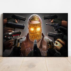Pode incluir: Impressão artística emoldurada com uma pessoa usando uma máscara dourada com olhos brilhantes, cercada por mãos segurando armas de fogo. A obra de arte tem uma estética sombria e dramática.