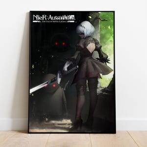 Könnte beinhalten: Ein gerahmtes Poster mit Kunstwerken aus NieR:Automata. Das Bild zeigt eine Figur in einem schwarzen Kleid und weißen Haaren, die ein Schwert hält, mit einer dunklen Gestalt im Hintergrund. Der Titel des Spiels ist oben.