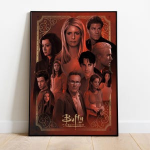 Pode incluir: Um pôster emoldurado com uma colagem de personagens da série de televisão "Buffy the Vampire Slayer". O pôster tem um esquema de cores vermelho e dourado, com o título do programa na parte inferior. Os personagens são dispostos em um retrato.