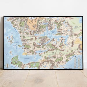 Könnte beinhalten: Eine gerahmte Karte von Faerûn, einer Fantasy-Welt. Die Karte zeigt detaillierte Illustrationen von Landmassen, Gewässern und geografischen Merkmalen. Die Farbpalette umfasst Blau-, Grün-, Braun- und Beigetöne. Die Karte ist in einem schwarzen Rahmen eingefasst.
