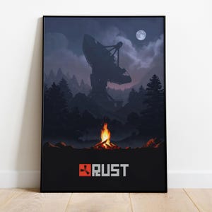 Pode incluir: Um cartaz emoldurado com uma paisagem noturna com a silhueta de um radiotelescópio, uma fogueira e uma lua cheia. A palavra "RUST" é exibida em letras brancas com um logotipo vermelho.